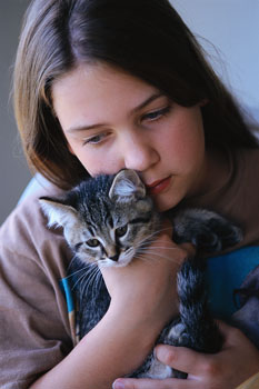 Georgetown Animal Clinic, PC - Veterinarian serving Williamsville, Amherst and Buffalo NY areas: Girl holding kitten